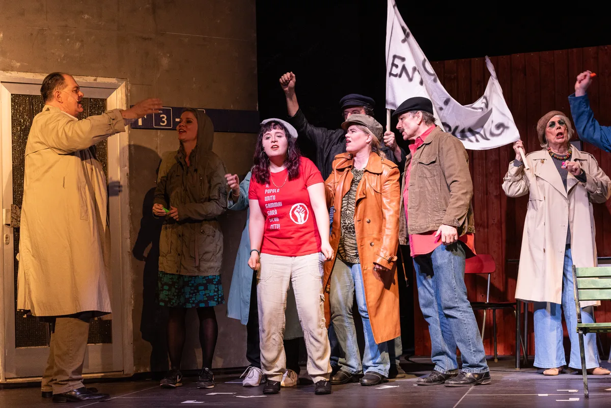 Menschen auf einer Theaterbühne.